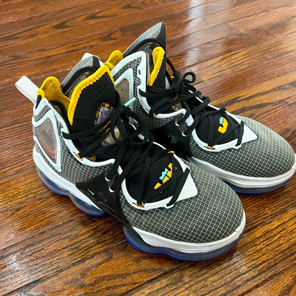 NIKE Lebron 19 “HARDWOOD CLASSICS” BasketBall Shoes - Picture 3 of 8